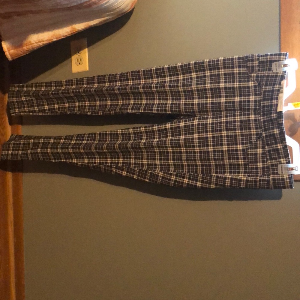 BRAND NEW WOMAN’S PULL ON LEGGING SIZE SMALL! THE COLOR IS DANDY PLAID GRAY!